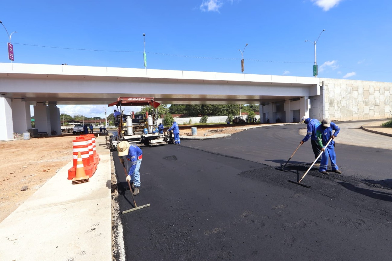 Também são feitos serviços de pintura e construção de calçadas no viaduto