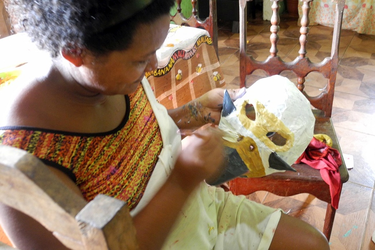 Foram beneficiados 16 artesãos que trabalham com materiais recicláveis, costura e cerâmica