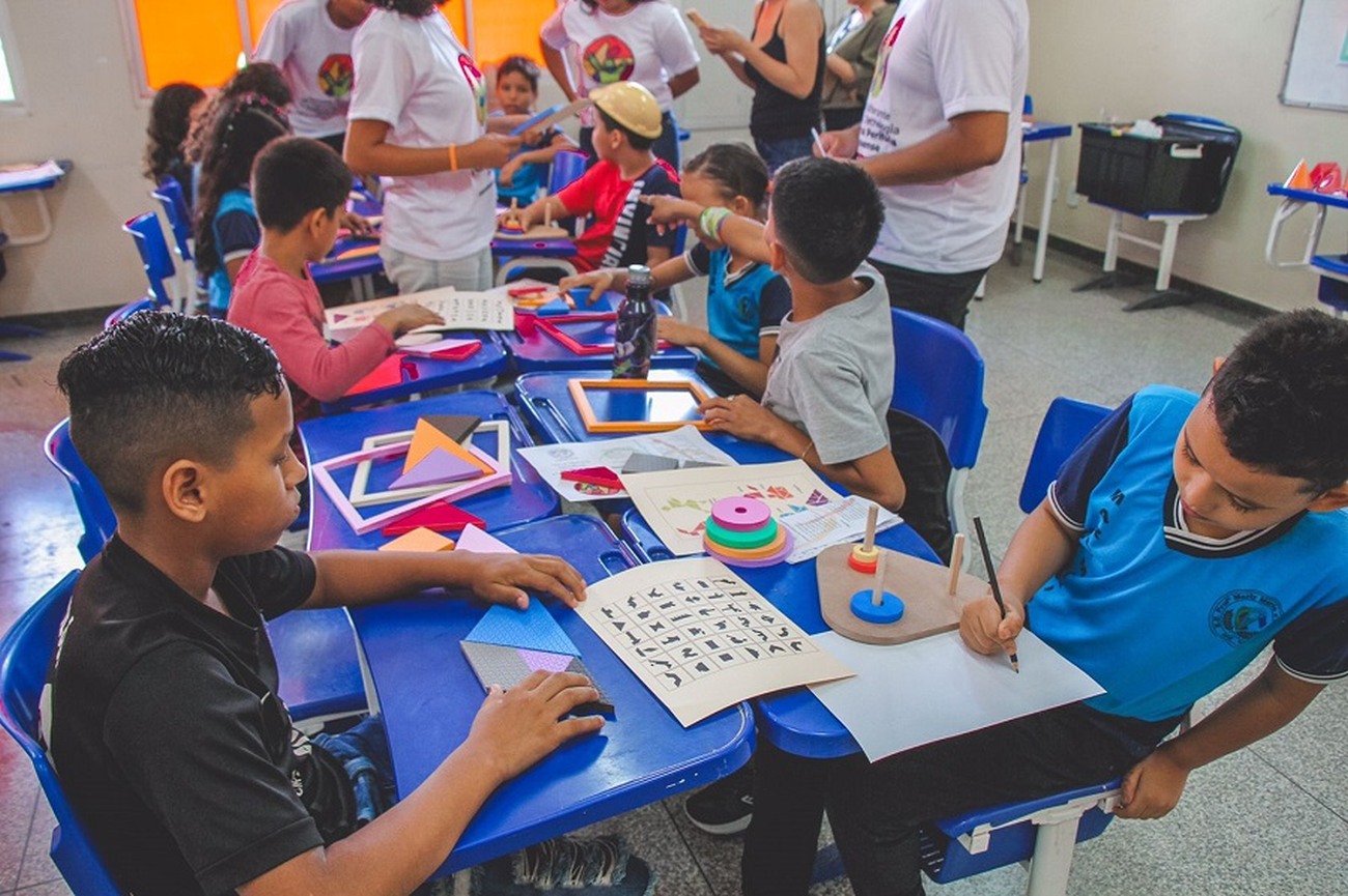 Foram ministradas oficinas sobre temas como reciclagem, produção literária e segurança na internet.