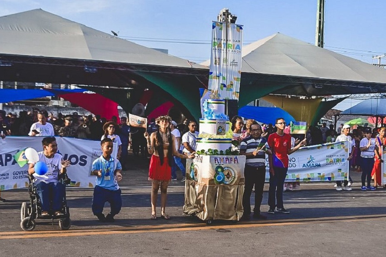 Os representantes levaram faixas e acompanharam o bolo em comemoração dos 80 anos do Amapá
