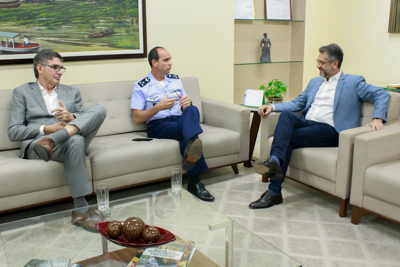 Encontro no Palácio do Setentrião reuniu o governador e o comandante do 1º Comar da Força Aérea Brasileira
