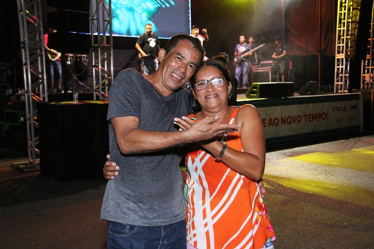 Paulo Vitor e Sandra dançaram ao som das marcantes, no show da aparelhagem Carabao
