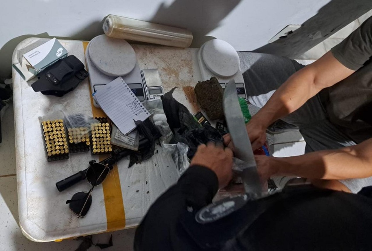 Durante a ação foram apreendidos mais de 20 quilos de entorpecentes, um rifle e diversas munições