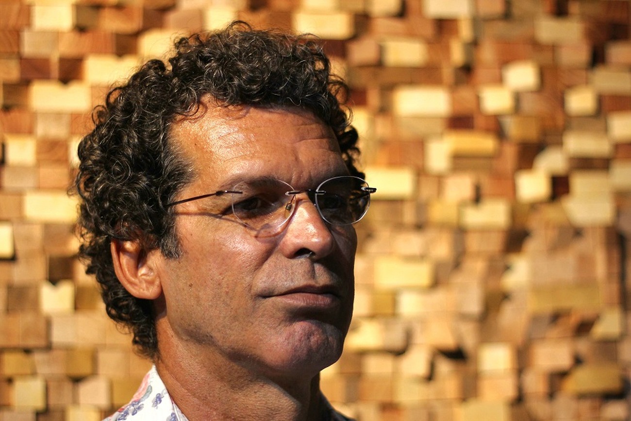 O ator baiano Jackson Santos viaja pelo Brasil levando poesia