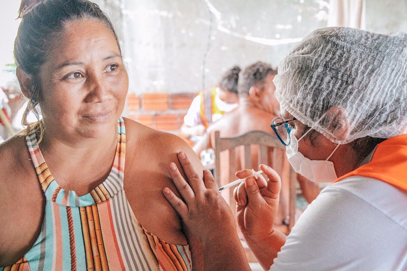 Moradores receberam a vacina sem precisar sair de casa