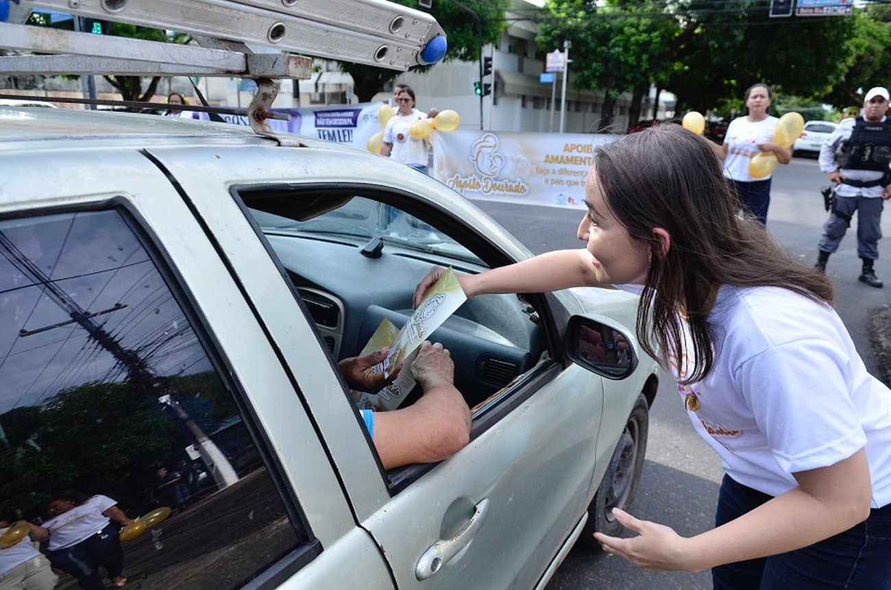 Servidoras distribuíram material informativo para condutores, no Centro de Macapá