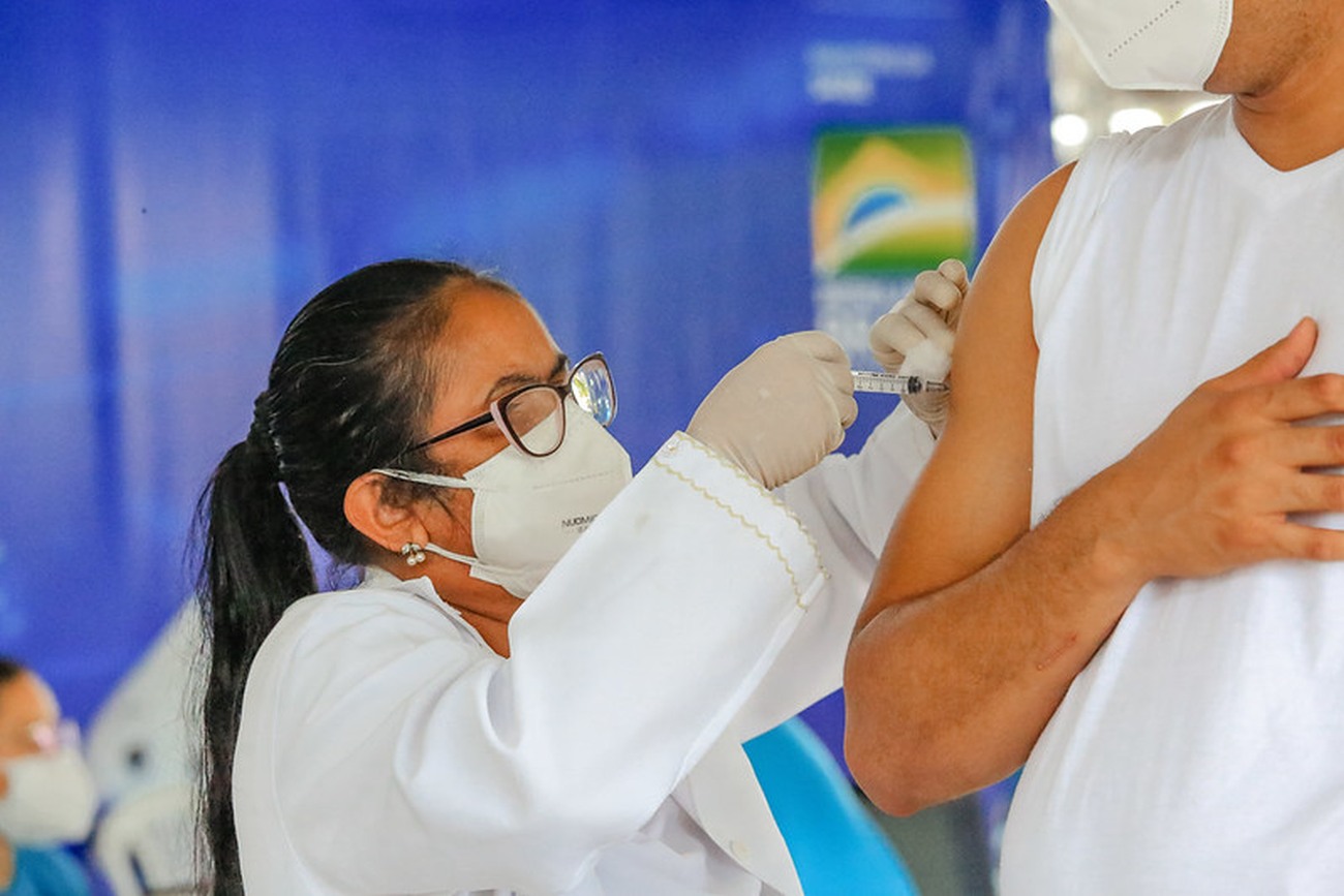 Vacina está disponível para todo o público com mais de 18 anos