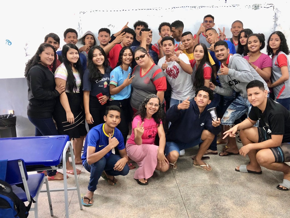 Estudantes fizeram um dia comemoração, respeito e homenagem à colega de turma Luciana Mendes, aluna com síndrome de Down