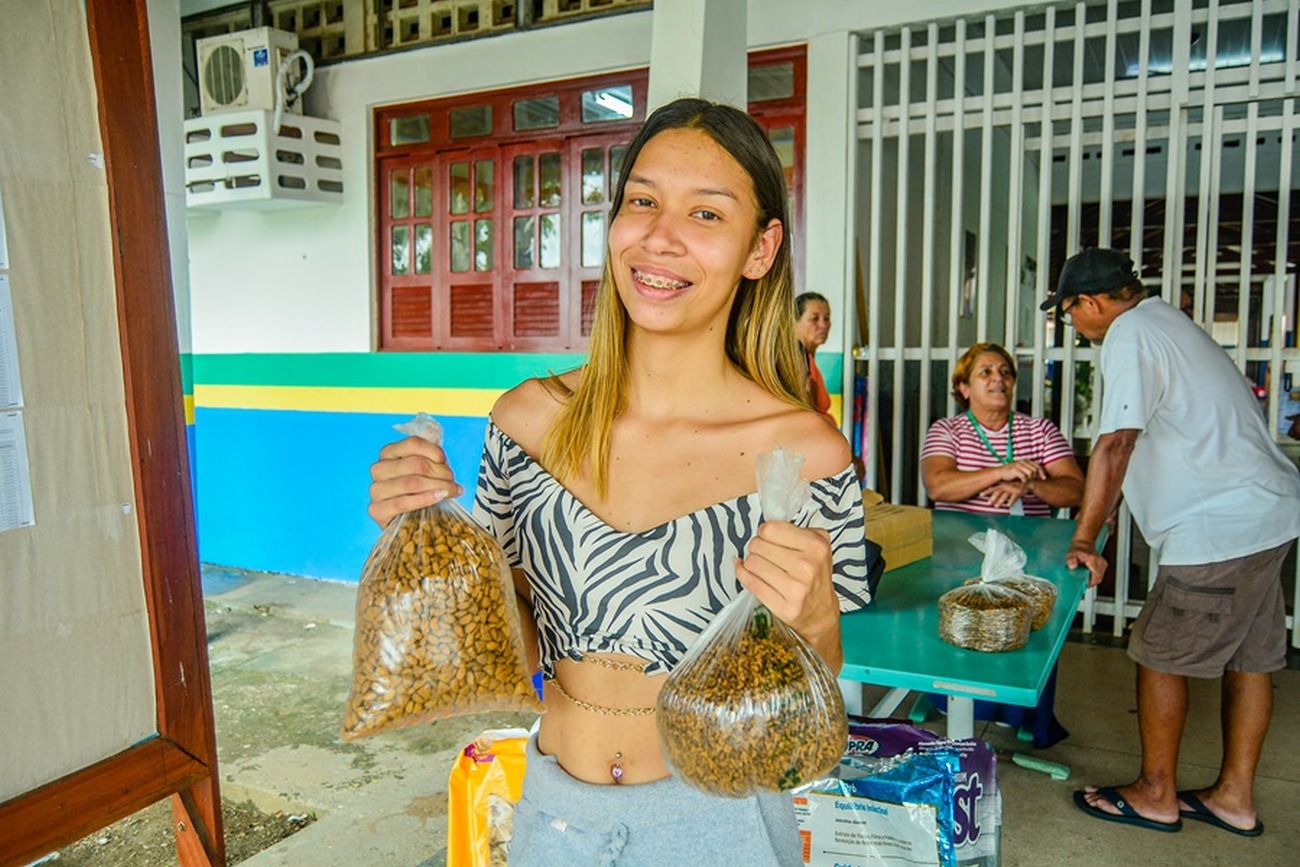 A estudante Tatiane Costa foi buscar o alimento para os seis bichos que possui