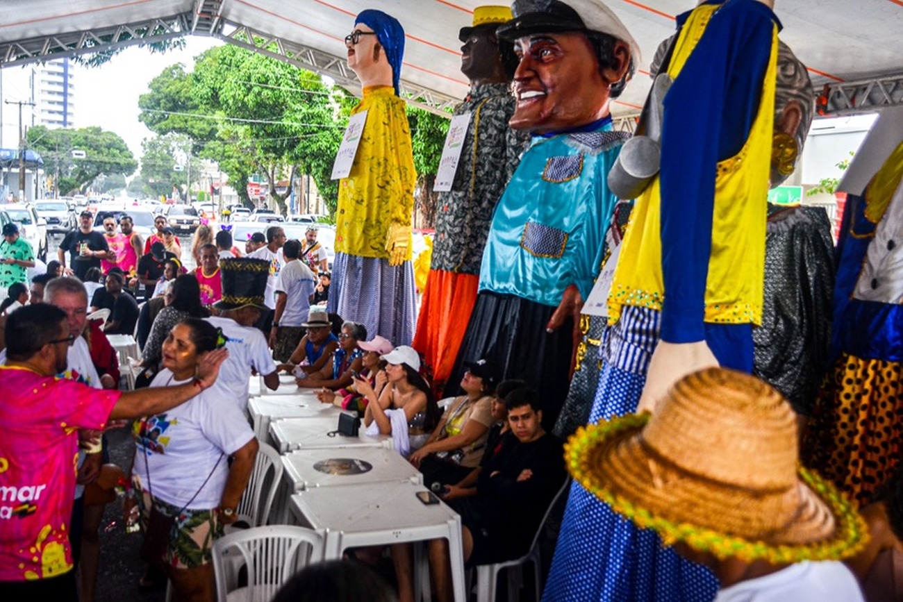 Brincantes chegaram a se concentrar em frente à sede do bloco A Banda nesta terça-feira, 13