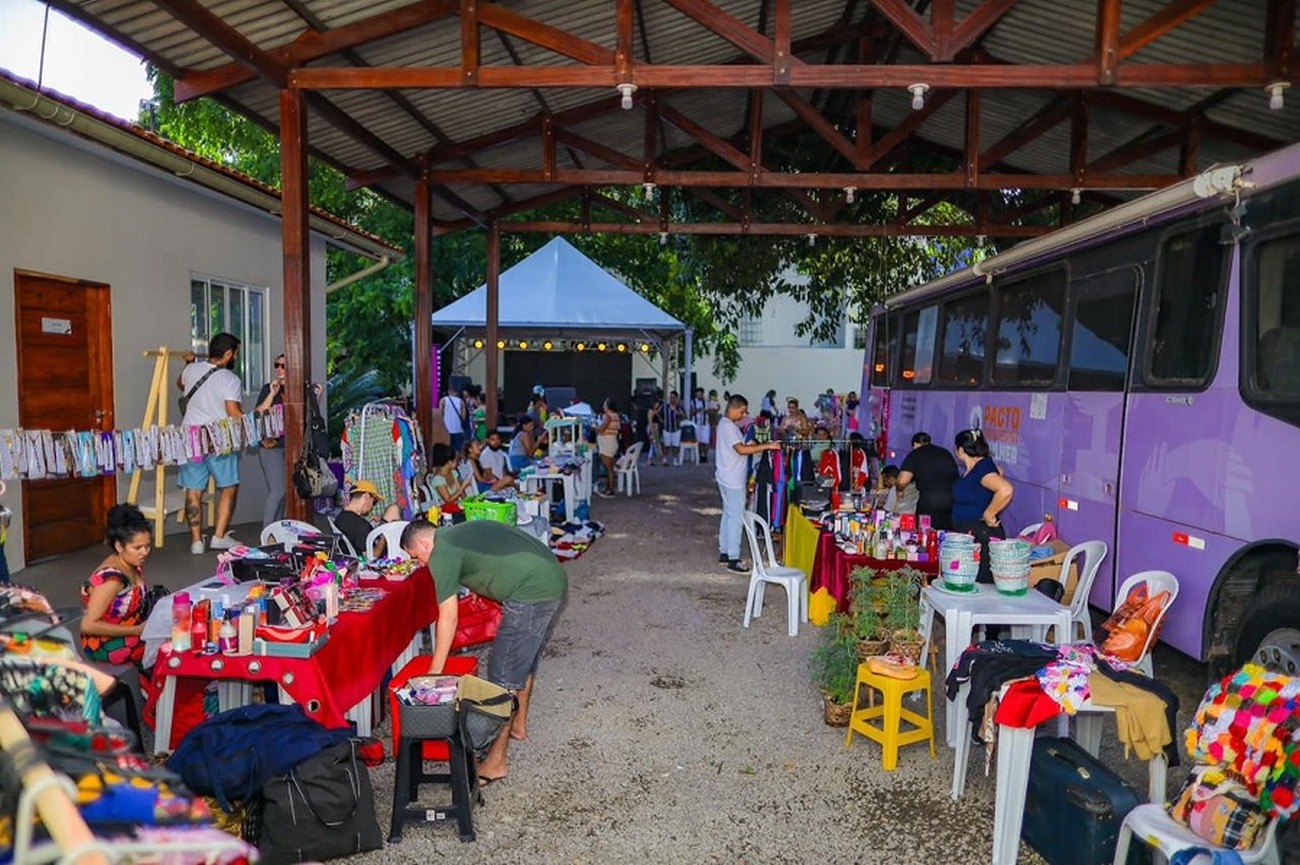 Com o carnaval chegando, o brilho e o néon tomavam conta de grande parte das peças à venda