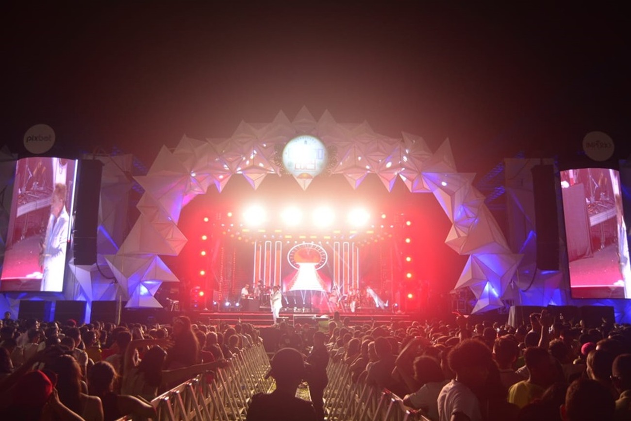 Artistas se apresentam em estrutura moderna e grandiosa, às margens do Rio Amazonas