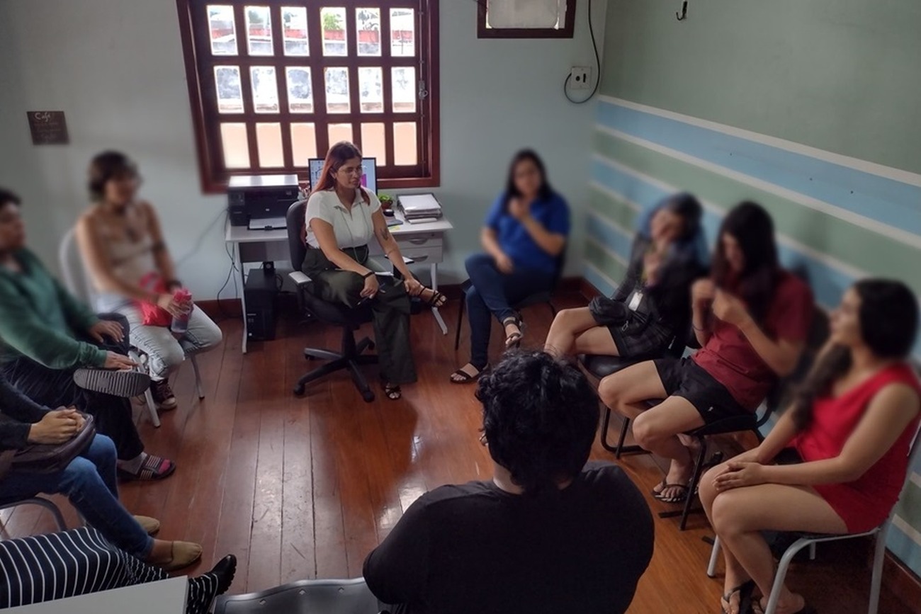 São realizados encontros que aliam terapia, arte, troca de experiências e o compartilhamento de histórias