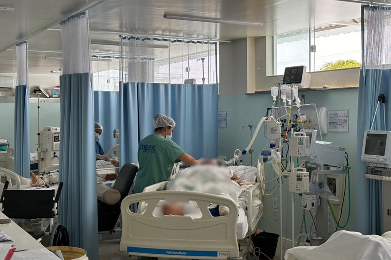 Imagem da UTI do HE desta sexta-feira, às 12h, mostram atendimento normal aos pacientes