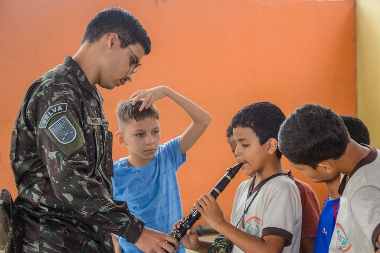 Clarinete é um dos intrumentos ensinado aos alunos