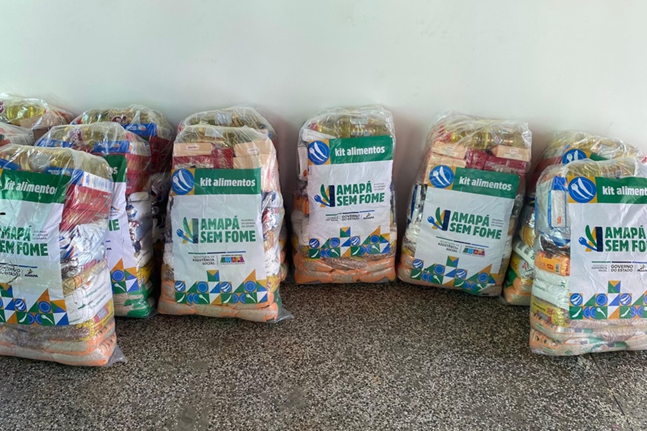 As cestas contêm itens alimentícios como leite, arroz, feijão e café