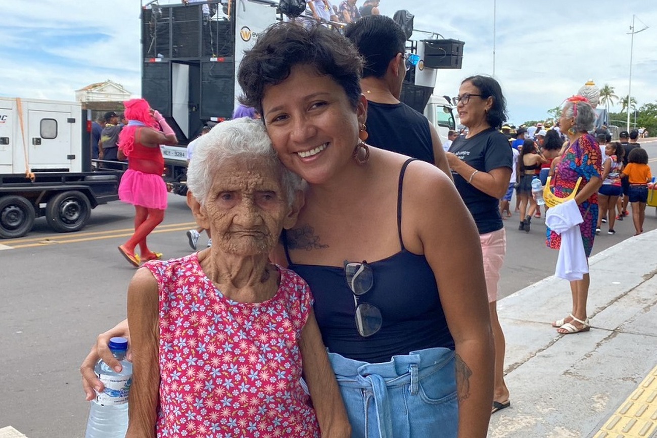 Célia Beatriz com a mãe, dona Maria Célia, 87 anos, acompanhando a passagem do bloco