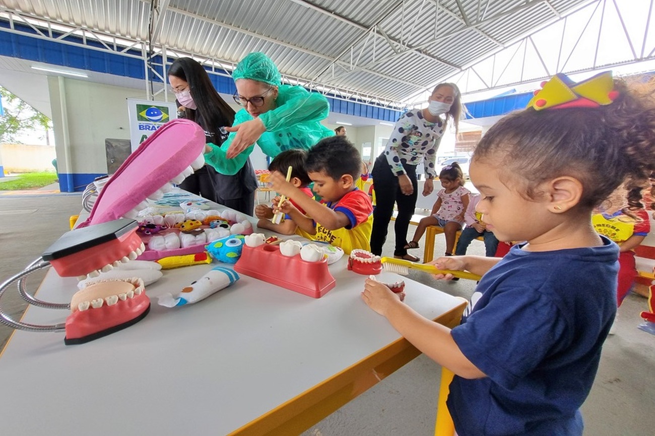 Crianças participaram de atividades práticas para aprender a fazer a higiene correta da boca
