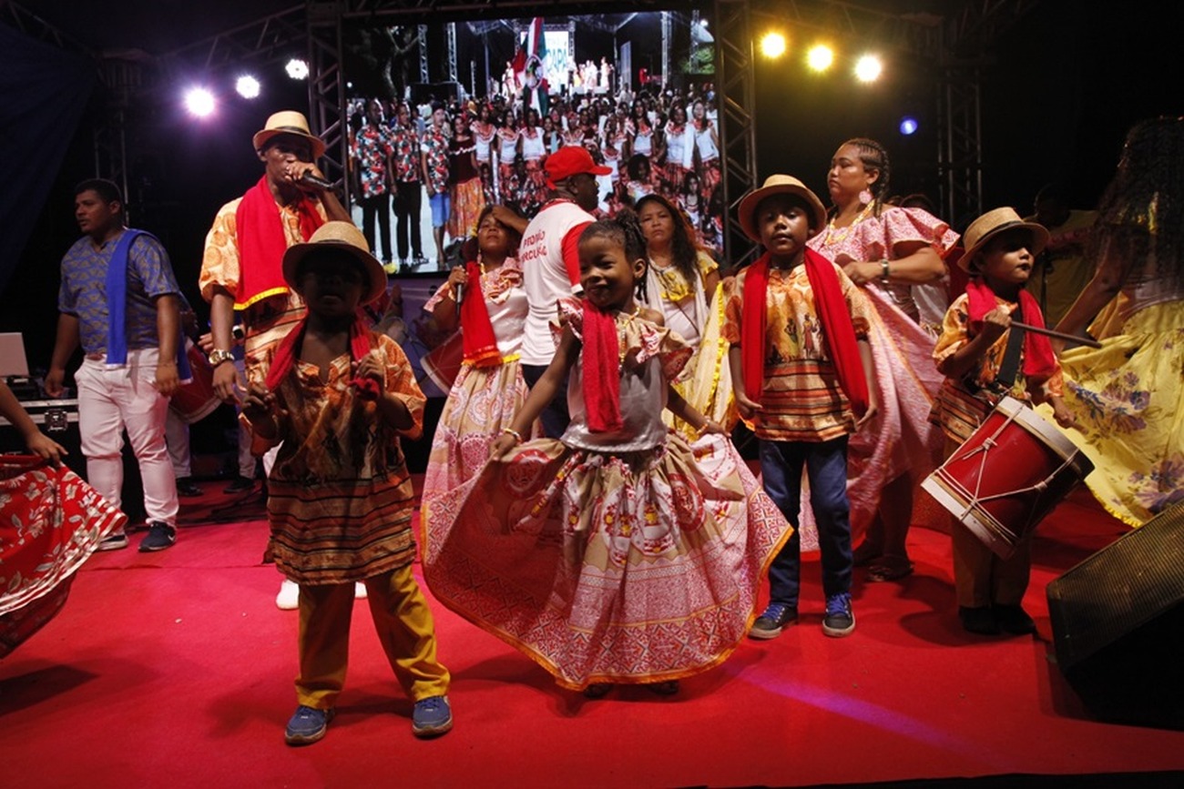 Diversos grupos fizeram apresentações conjuntas para saudar a cultura marabaixeira