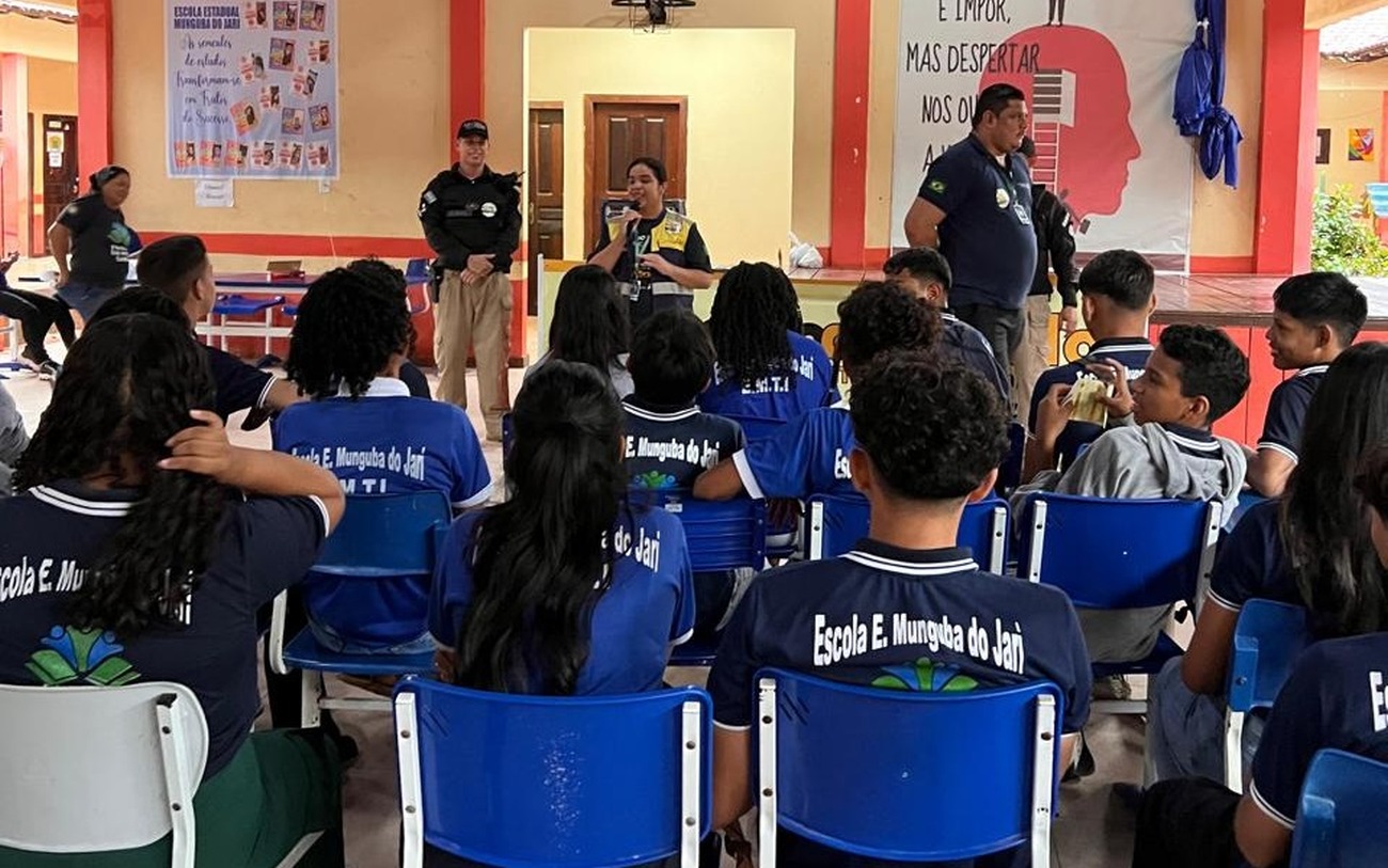 Adolescentes foram orientados sobre a importância de respeitar as leis de trânsito