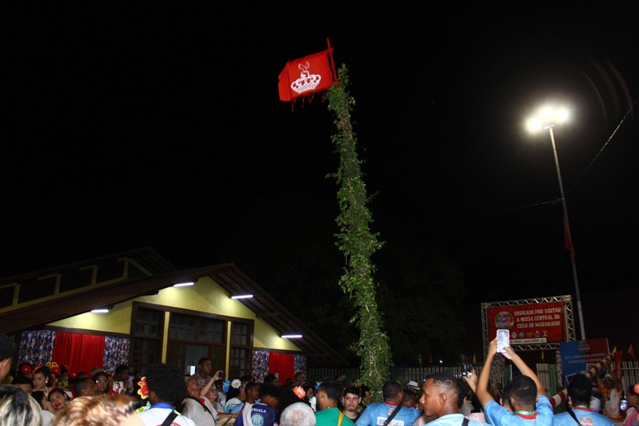 A subida dos Mastros representa a fé e devoção ao Divino Espírito Santo e a Santíssima Trindade