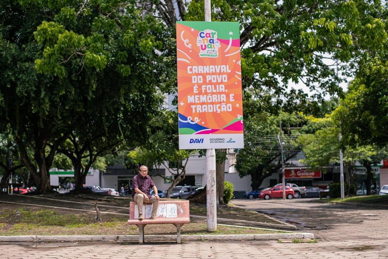 Radialista Jota Ney na Praça da Bandeira, onde viveu muitos carnavais