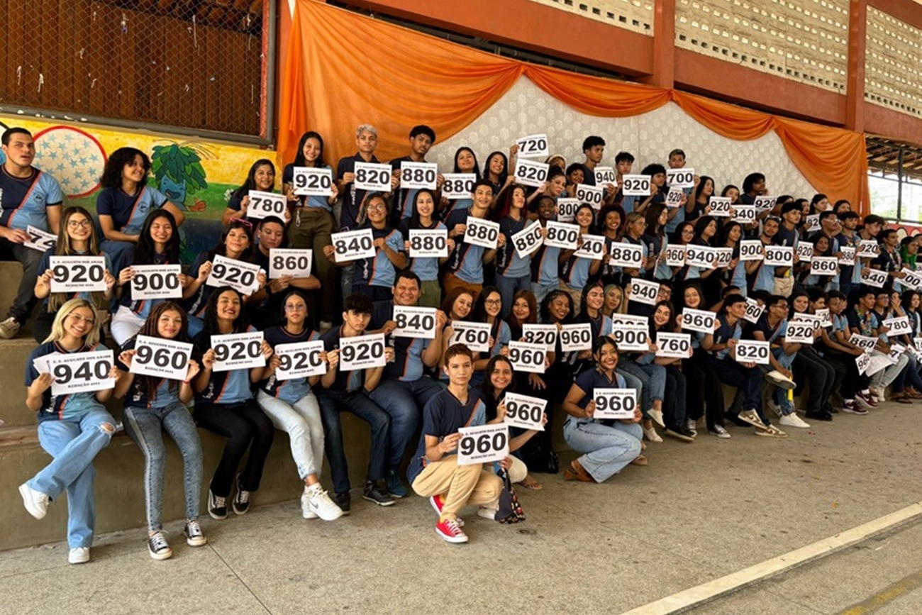 Mais de 100 estudantes da Escola Augusto dos Anjos comemoraram os resultados