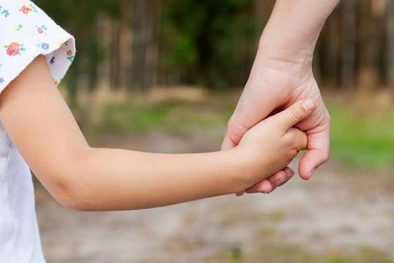 O Serviço de Família Acolhedora busca oferecer proteção integral às crianças e adolescentes que precisam ser afastados temporariamente de sua família