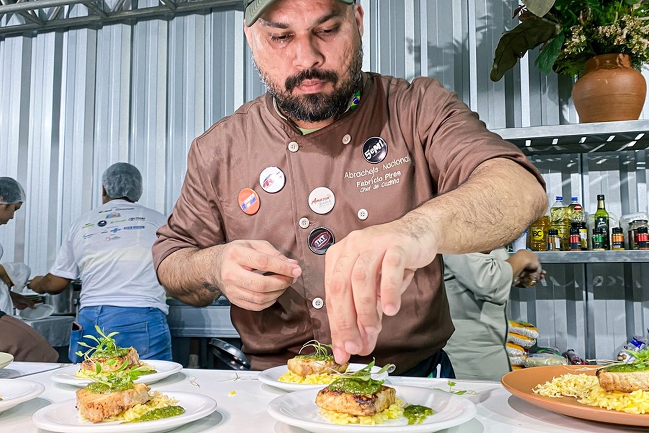 Prato de filhote com pêsto de castanha do Pará, manjericão, arroz de tucupi e farinha, além da bebida de açaí estão na disputa