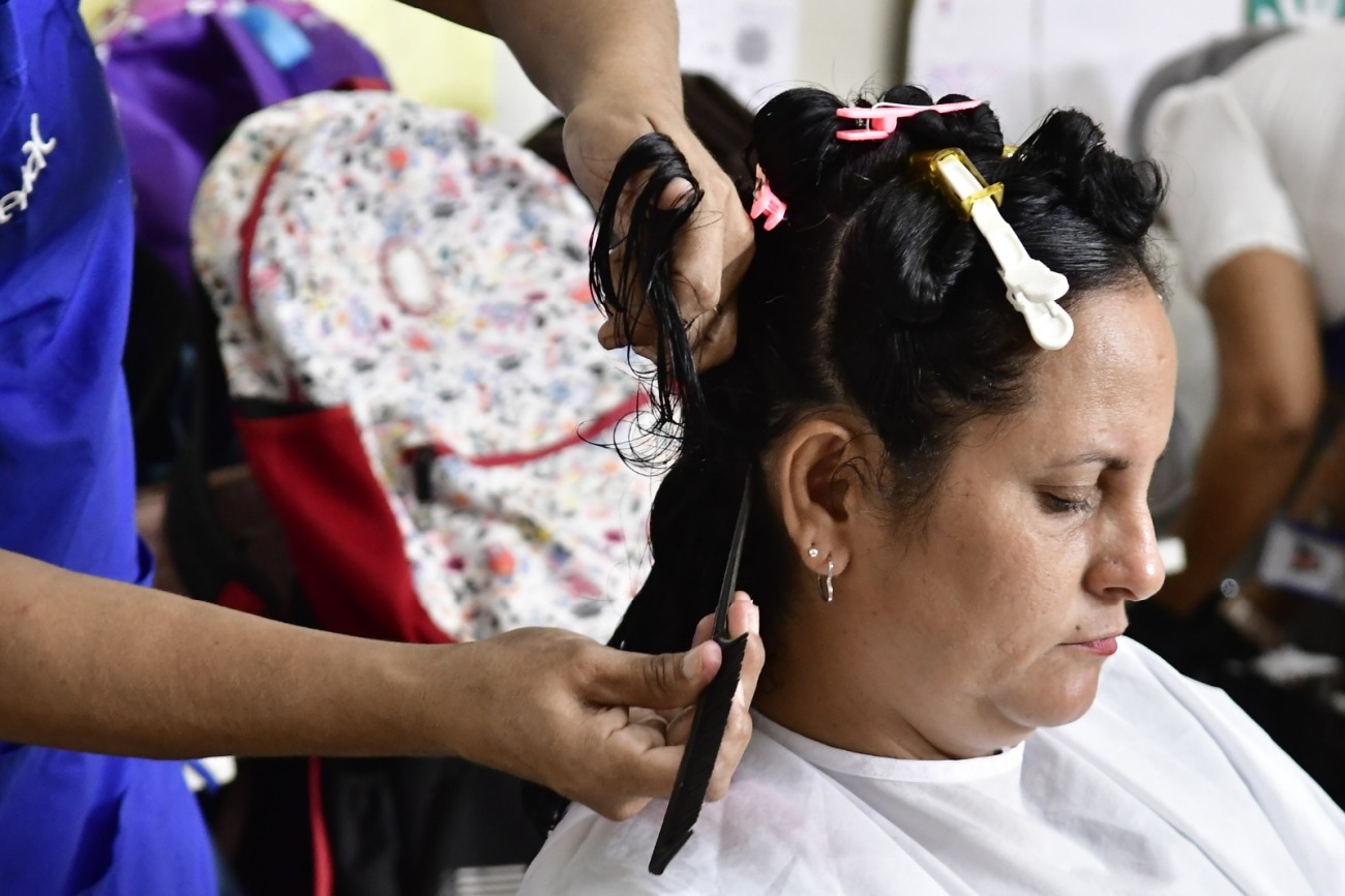 Foram ofertados serviços de corte de cabelo, massoterapia, maquiagem, escuta psicológica e outros atendimentos