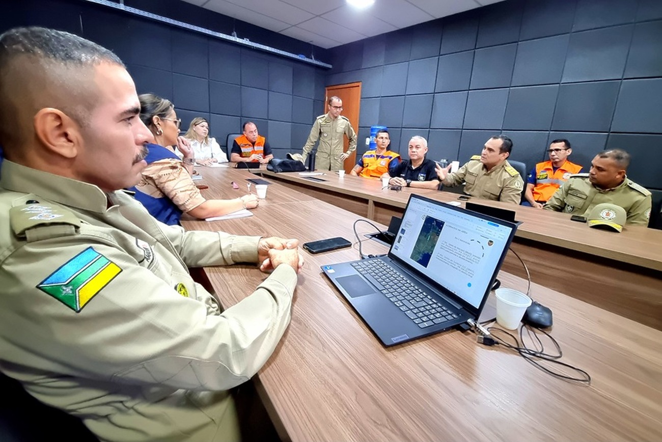 Além dos bombeiros, também foram disponibilizados equipamentos e veículos para serem utilizados na ação