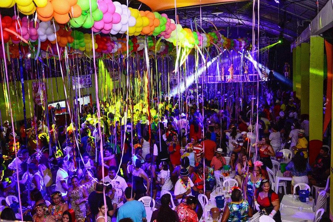 Com fantasias, máscaras e marchinhas históricas, Caia na Folia vai reviver os tradicionais bailes de salão