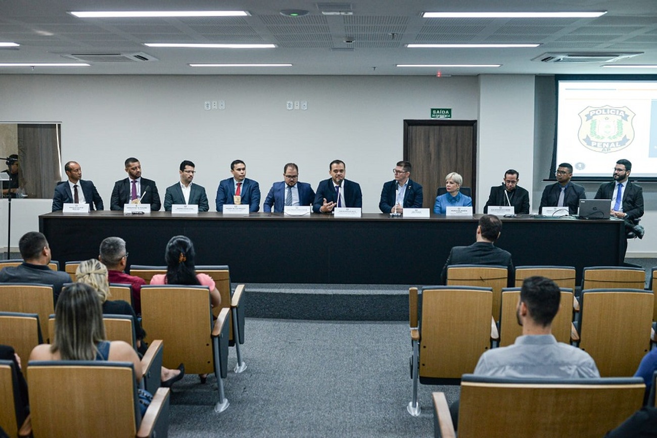 A capacitação, no prédio da Assembleia Legislativa do Amapá, reúne 26 policiais penais e 12 agentes das polícias Civil e Militar