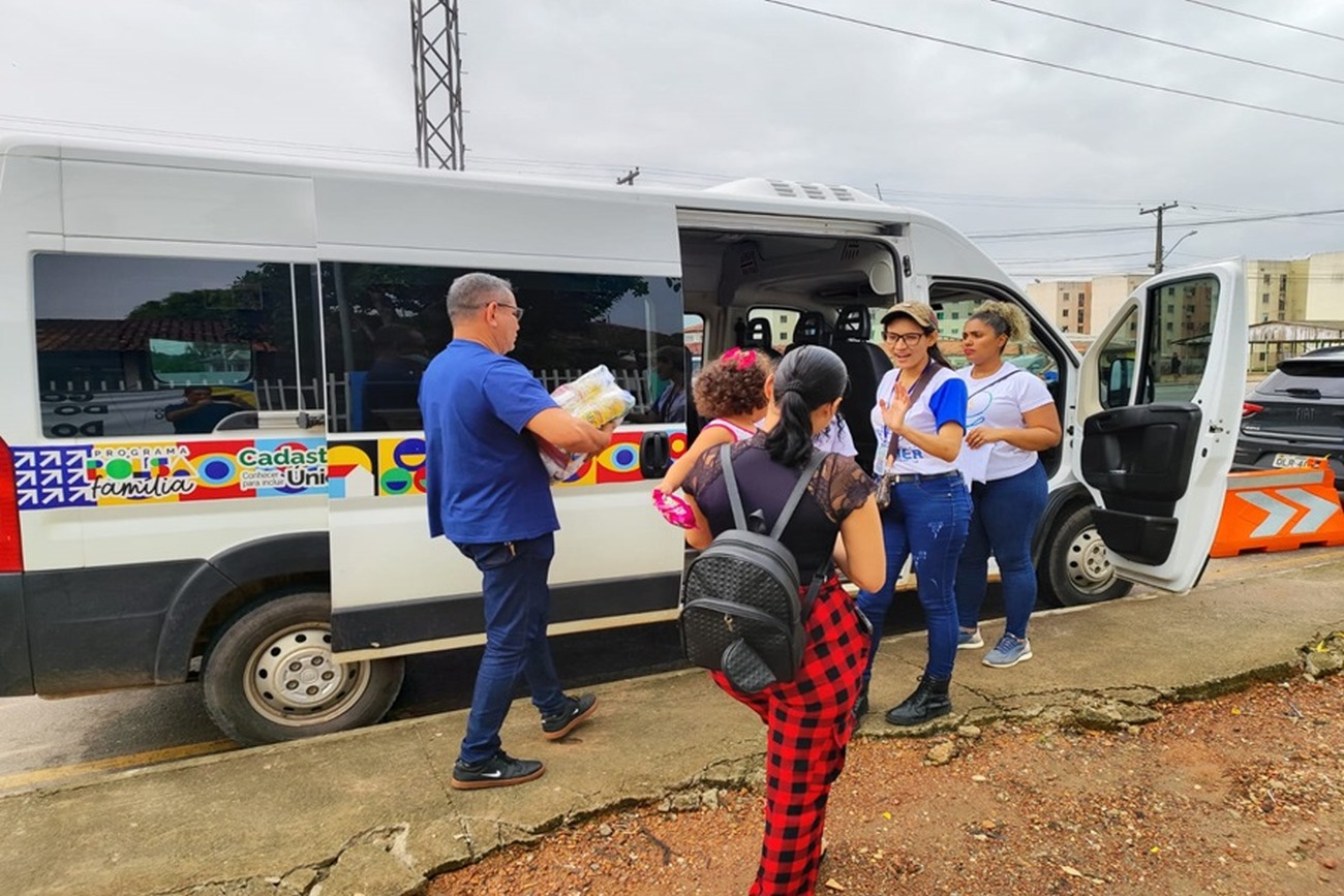 Famílias retornam com kits de higiene e alimentação para casa no bairro do Buritizal, em Macapá