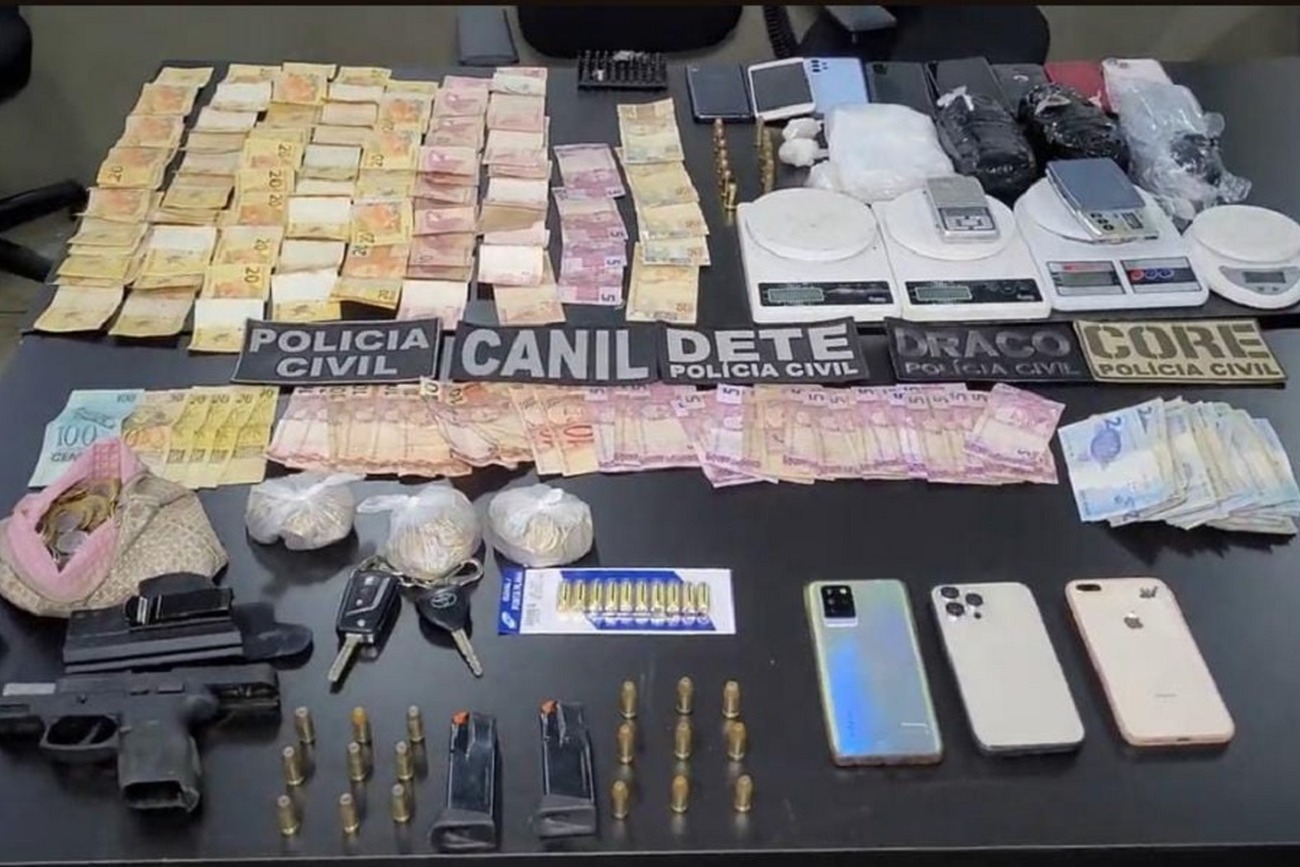 Na ação foram apreendidos carros, drogas, arma de fogo, munições, celulares, dinheiro, além de valores nas contas bancárias