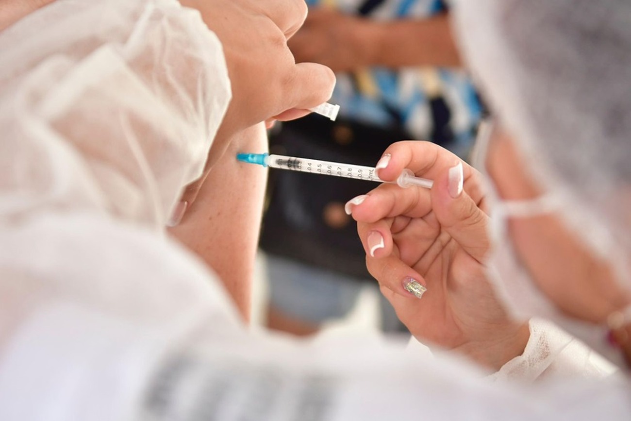 Primeiro lote contará com 12.376 doses, que serão distribuídas entre os 16 municípios