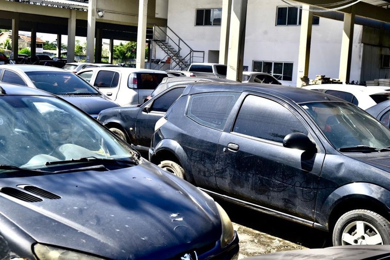 Os automóveis foram recolhidos durante fiscalizações por irregularidades
