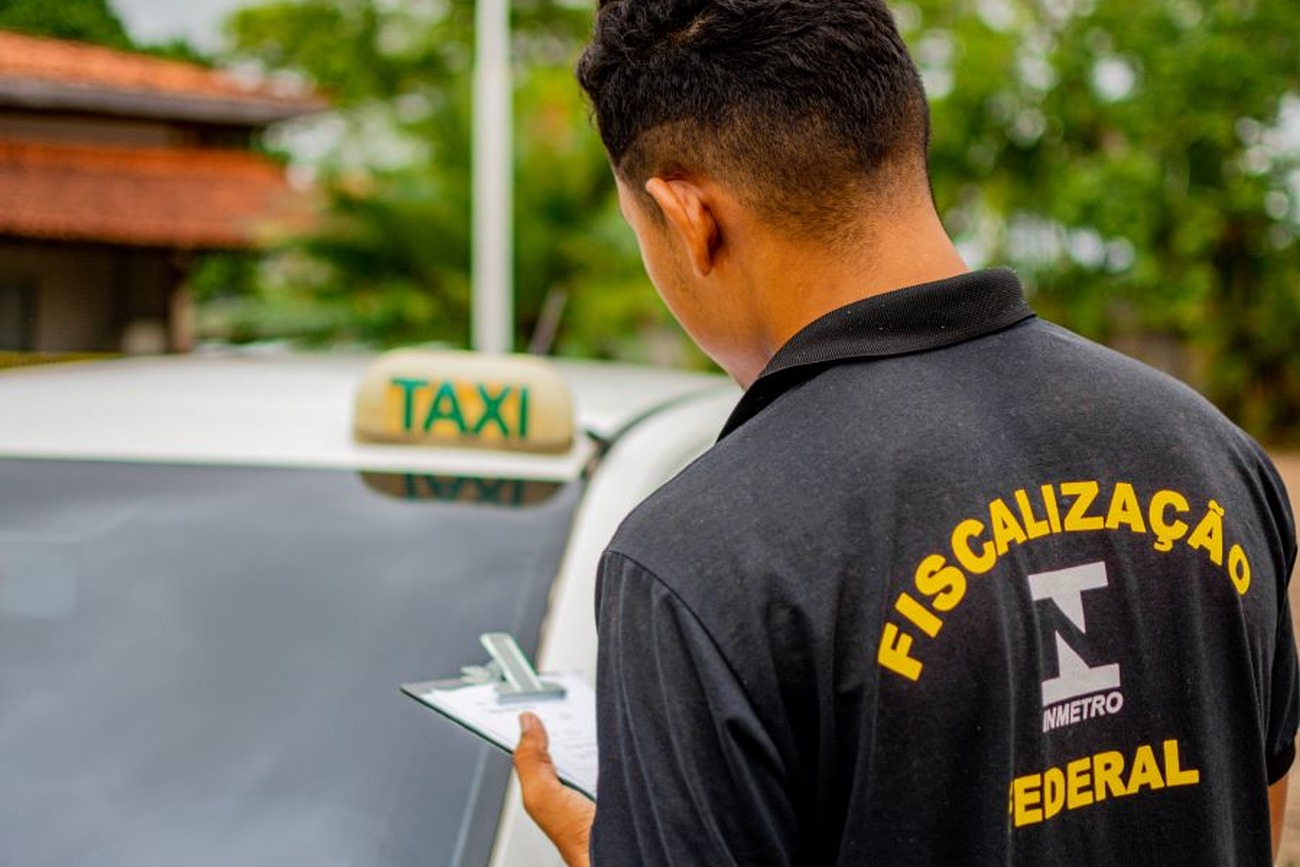 Técnicos do Ipem avaliando a precisão dos taxímetros