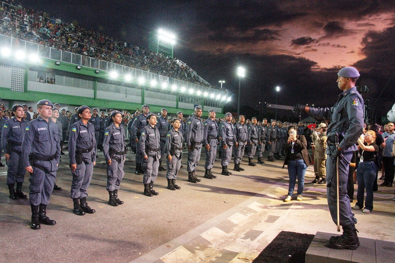 Com marchas tradicionais e declaração do juramento, os novos soldados preencheram a pista do Sambódromo