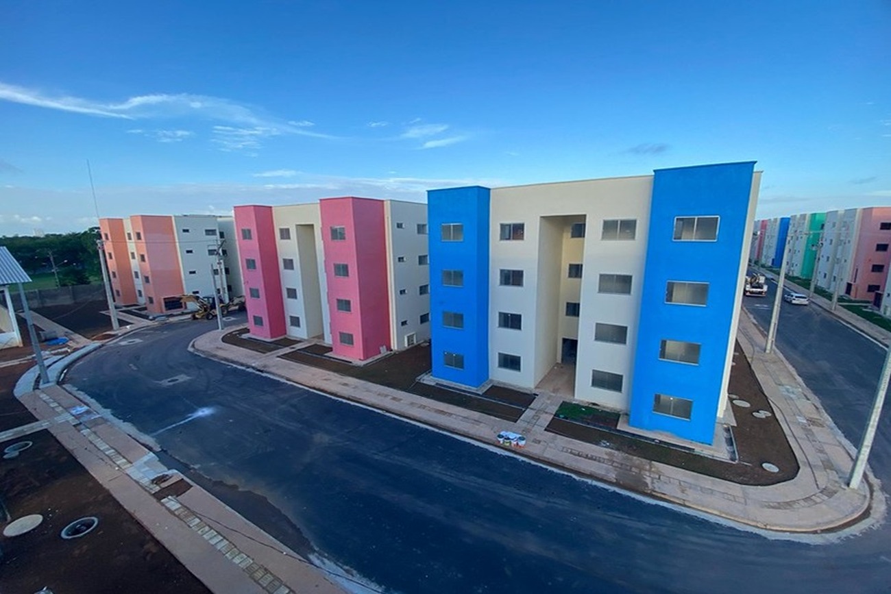 Cada apartamento terá 42m², contendo dois quartos, sala, cozinha, banheiro, área de serviço interna e rede de gás externa