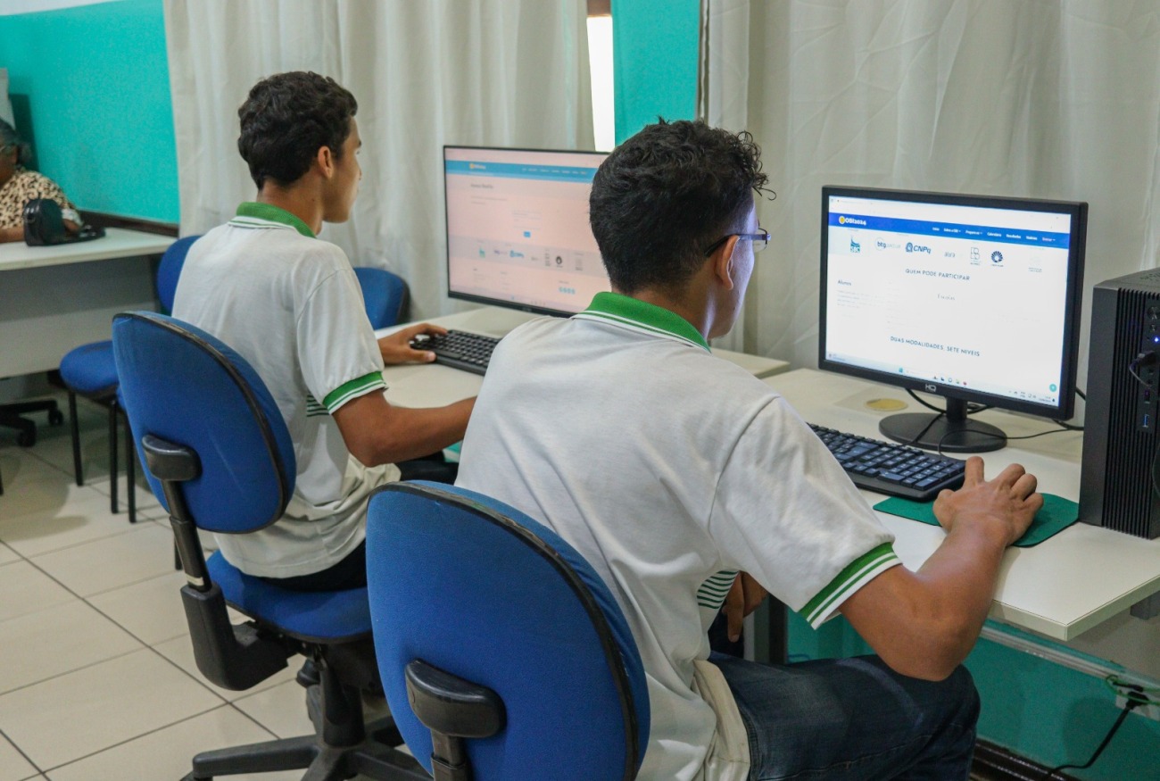 A prova é aplicada de forma remota, por meio do computador da escola