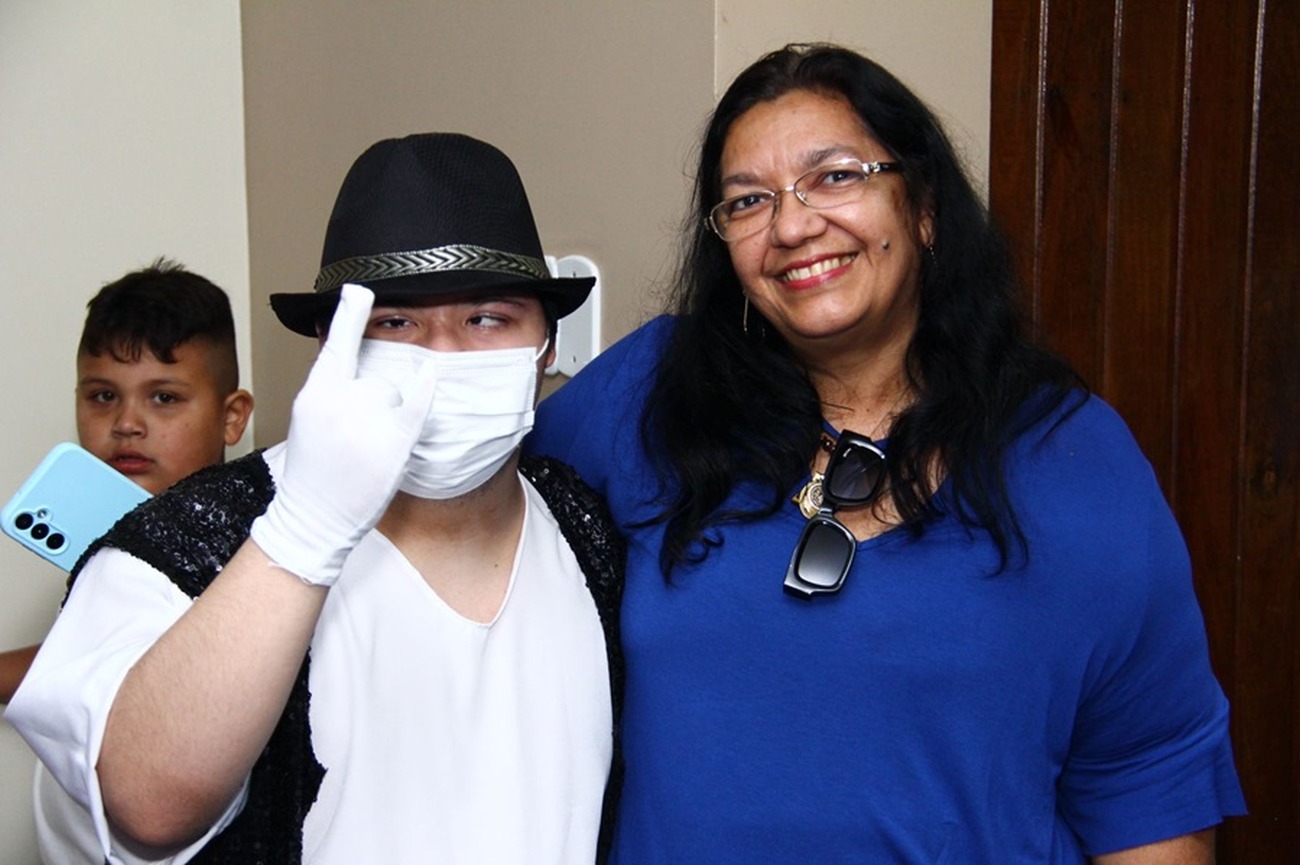 Em atividade lúdica no evento, Roberto teve apresentação inspirada no cantor Michael Jackson