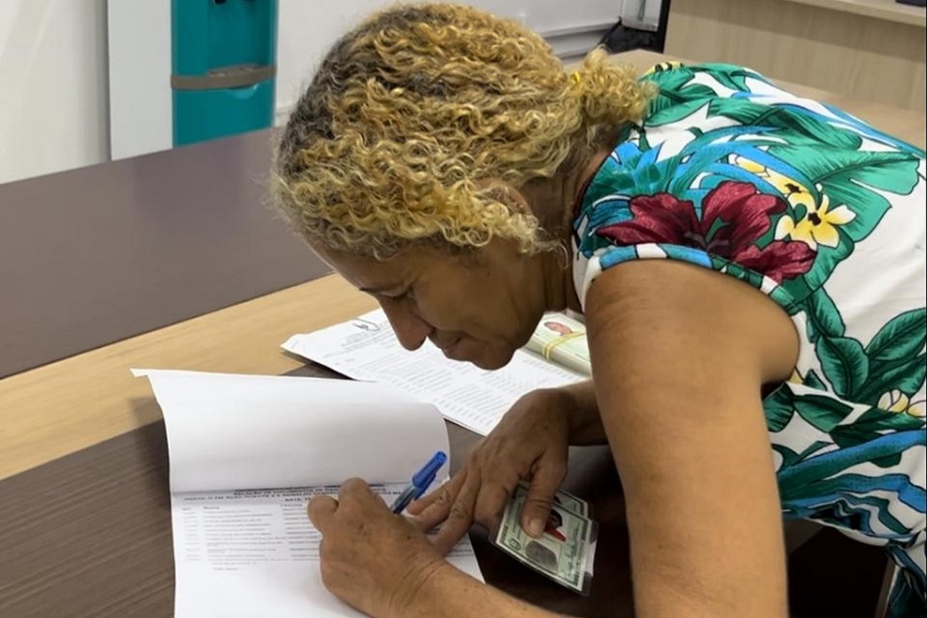 Lindaci Pereira recebe a identidade