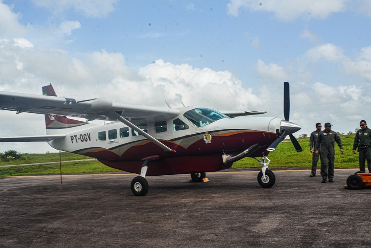 A aeronave tem capacidade para comportar 2 pilotos, 9 passageiros e 1,5 tonelada de carga