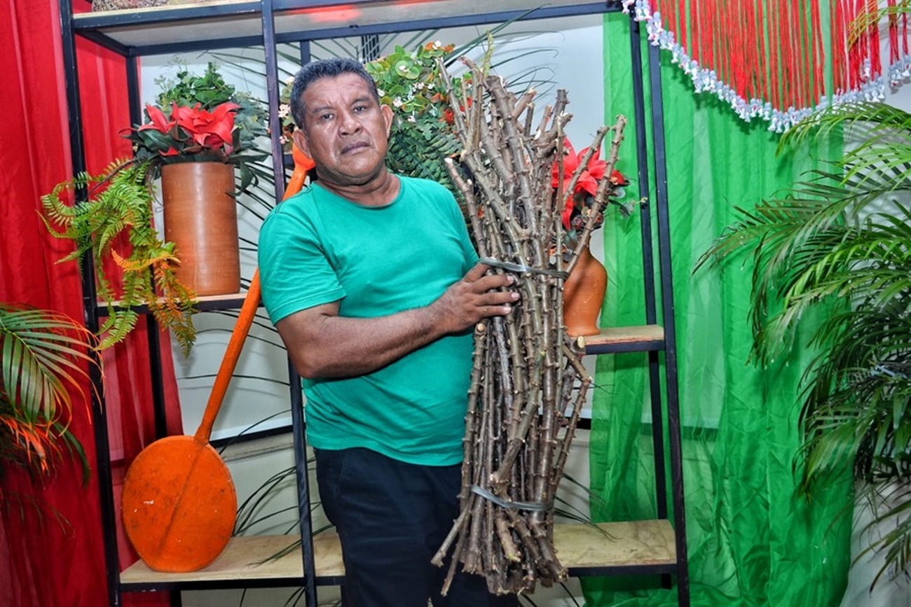 Cacique Cristiano Florência Narciso, de 50 anos, comemorou entrega de sementes de mandioca melhoras geneticamente