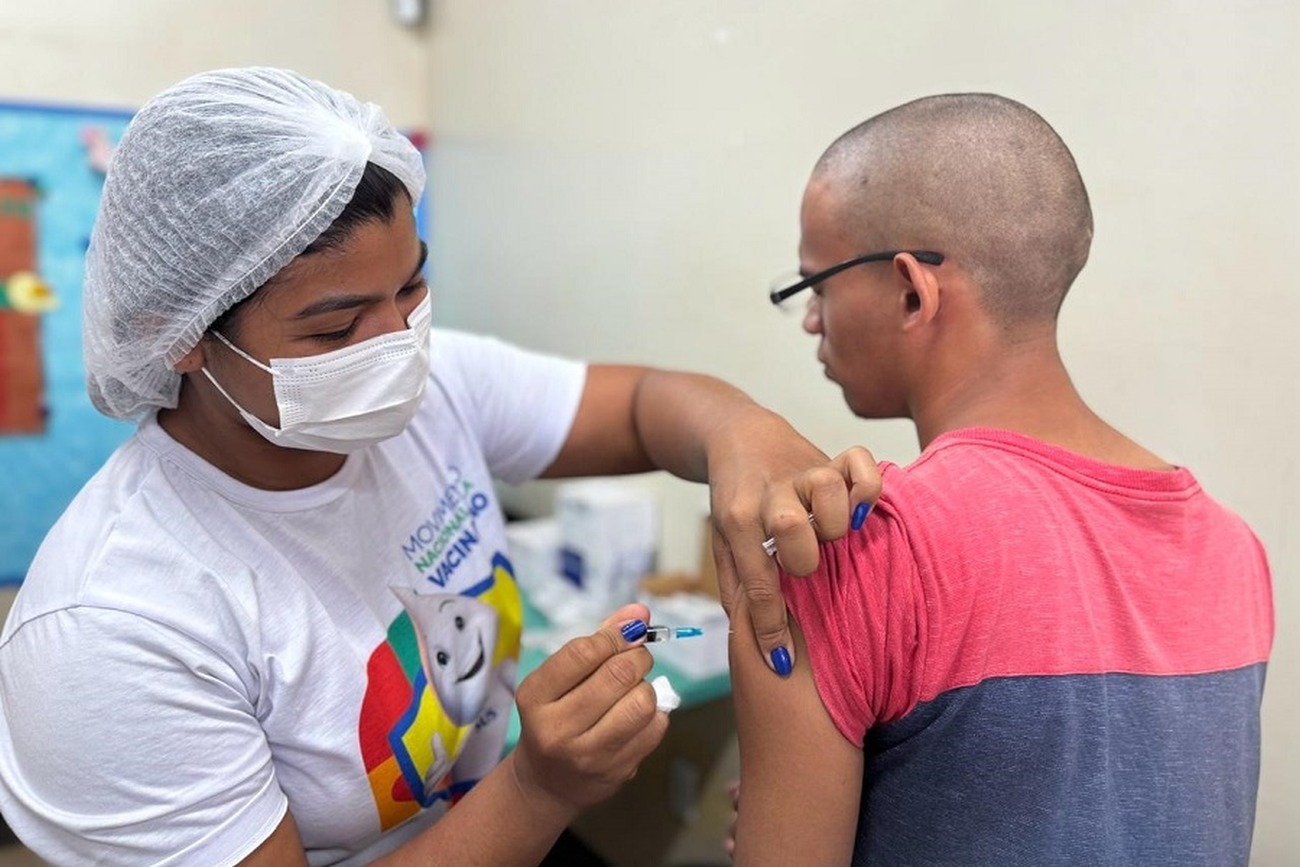 Estão disponíveis imunizantes contra doenças como Covid-19 e Influenza