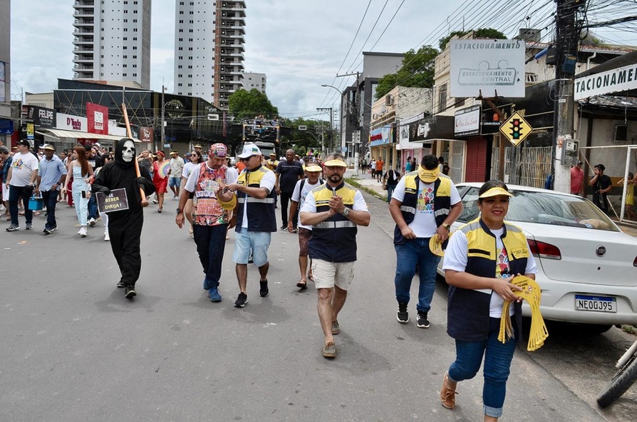 Detran distribuiu aos brincantes viseiras com a mensagem ‘A Paz no trânsito começa por você’