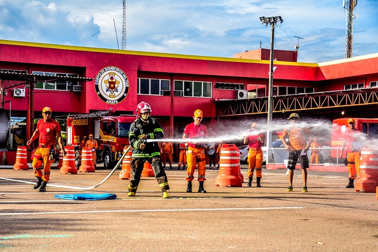 Nesta quinta-feira, 4, aconteceram competições de revezamento e salvamento aquático
