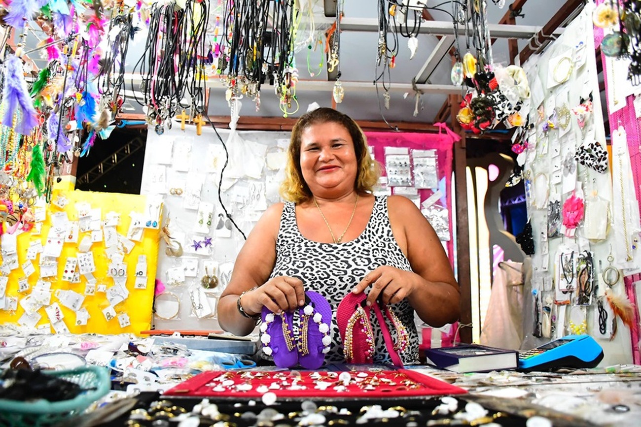 Nelma trabalha há 20 anos com a venda de peças artesanais