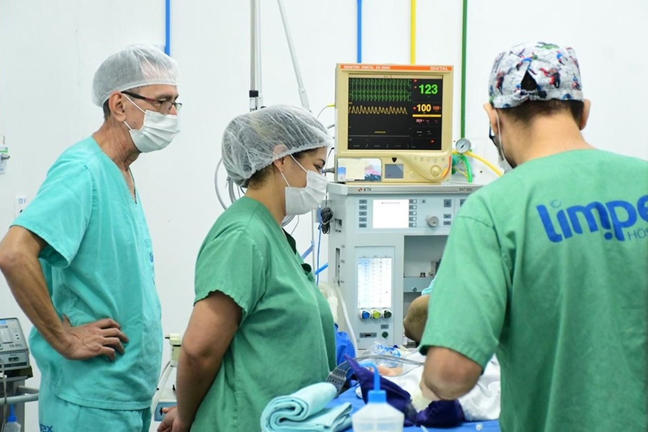 O procedimento é indicada para facilitar a entrada de ar nos pulmões ou para fornecer oxigênio